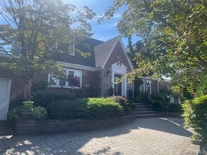 214 Covert Ave in Floral Park, NY - Building Photo - Building Photo