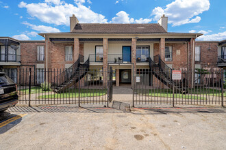 Casa Real Apartments in Houston, TX - Building Photo - Building Photo