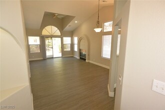 4913 Forest Oaks Dr in Las Vegas, NV - Building Photo - Building Photo