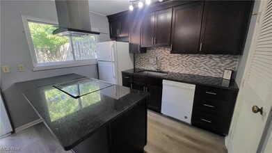 23 Trenton Square in Euclid, OH - Building Photo - Building Photo