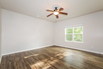 1845 Simmons Ln in Hampton, GA - Foto de edificio - Building Photo