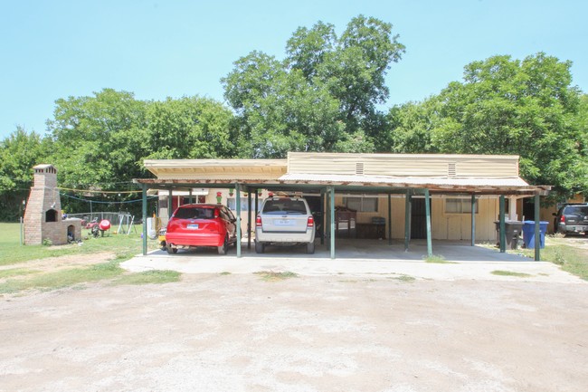 5747 McDavitt Rd in San Antonio, TX - Foto de edificio - Building Photo