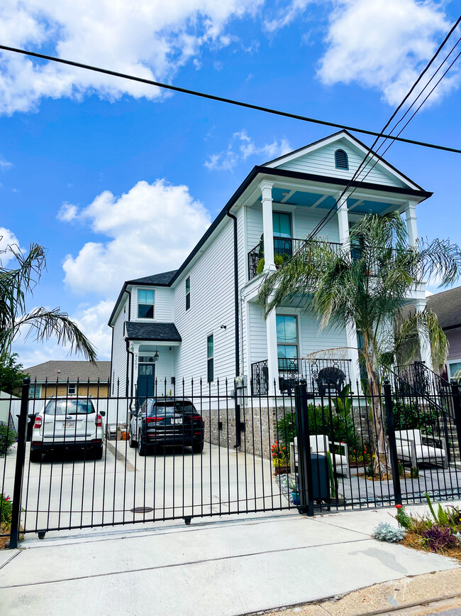property at 4205 S Prieur St