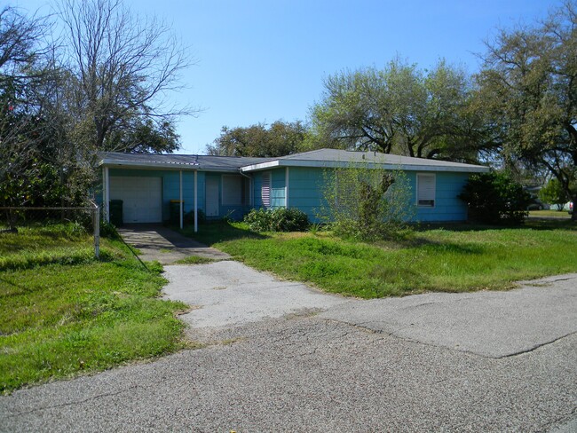 209 Ruslee St in La Marque, TX - Building Photo - Building Photo