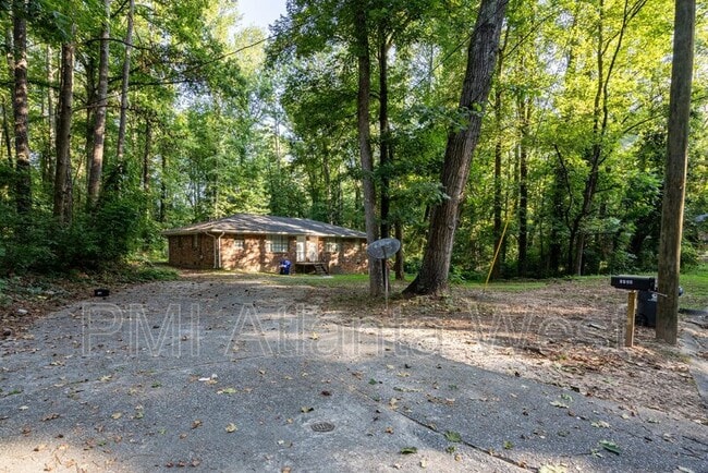 6480 Raymond Dr in Union City, GA - Building Photo - Building Photo