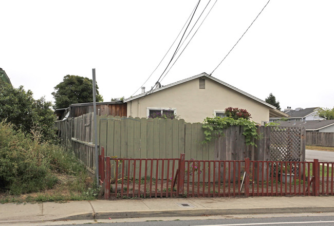 1890 17th Ave in Santa Cruz, CA - Building Photo - Building Photo