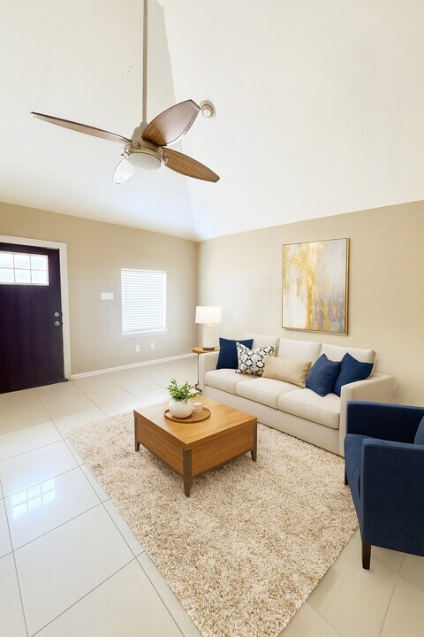 8155 Ogden St in Houston, TX - Building Photo