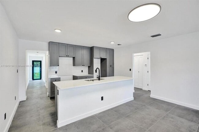 2257 NE 173rd St in North Miami Beach, FL - Building Photo - Building Photo