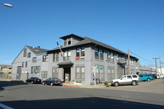 415-421 Peterson St in Oakland, CA - Foto de edificio - Building Photo