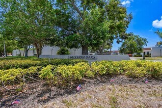 9032 Mission Oaks Blvd, Unit F in Seminole, FL - Foto de edificio - Building Photo