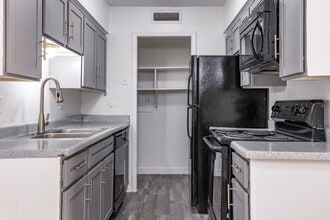Vista Montana in Dallas, TX - Foto de edificio - Interior Photo