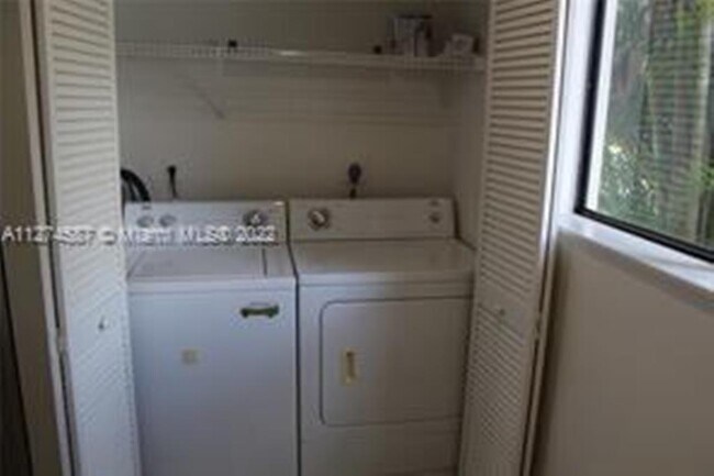 9472 Palm Cir S in Pembroke Pines, FL - Building Photo - Building Photo