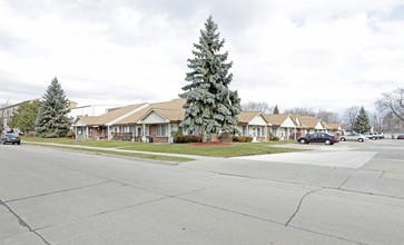 Grant Manor Senior Apartments in Eastpointe, MI - Foto de edificio - Building Photo