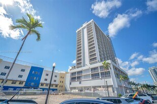 1720 Harrison St in Hollywood, FL - Building Photo