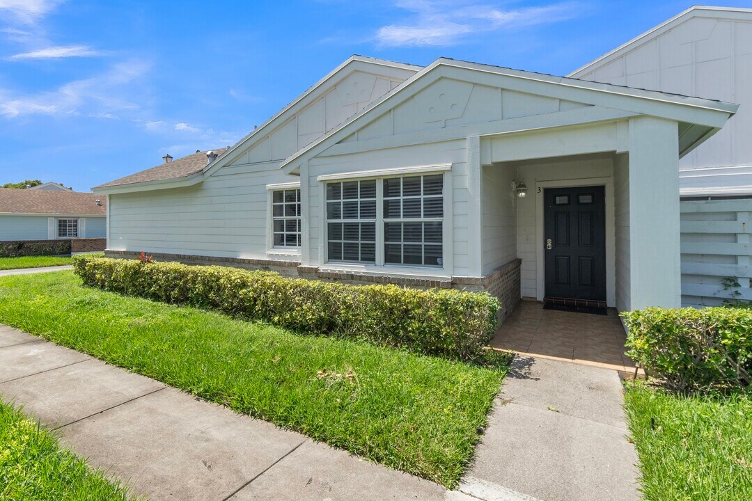 13737 SW 147th Circle Ln in Miami, FL - Building Photo