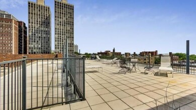 2300 N Commonwealth Ave, Unit 1A in Chicago, IL - Building Photo - Building Photo