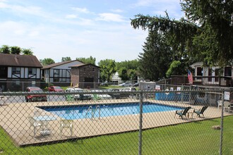 Tudor Park Apartments in Morris, IL - Building Photo - Building Photo