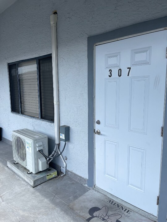 826 Wiggins Pass Rd in Naples, FL - Building Photo