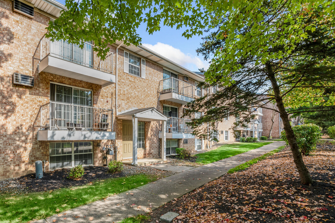 Oak Brook Gardens in North Royalton, OH - Building Photo