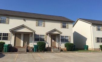 Colonial Townhouses Apartments