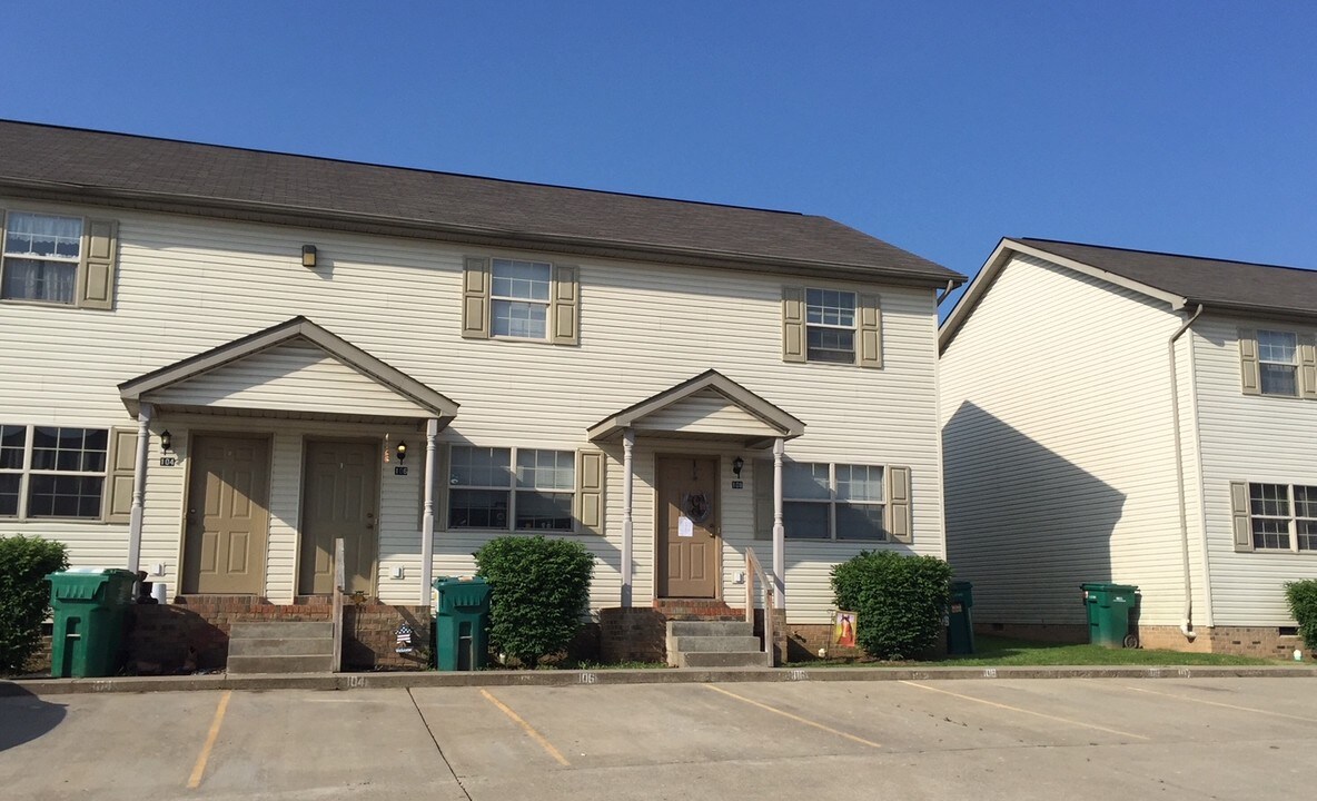 Colonial Townhouses in Hurricane, WV - Building Photo