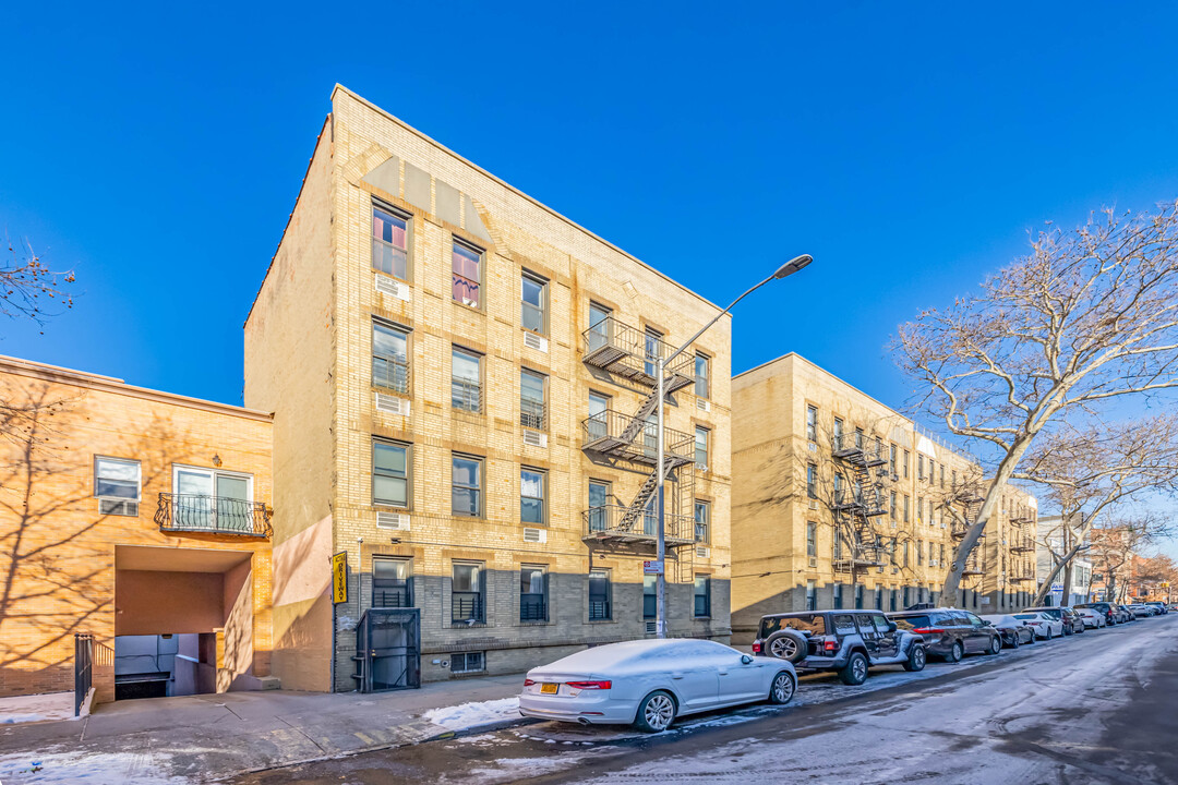 34-26 41st St in Long Island City, NY - Building Photo