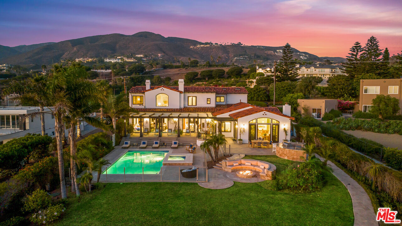 30532 Morning View Dr in Malibu, CA - Foto de edificio