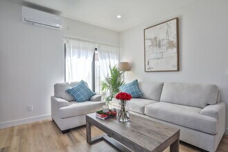 111 E 67th Way in Long Beach, CA - Building Photo - Building Photo