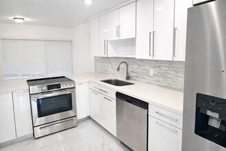 9723 N New River Canal Rd in Plantation, FL - Building Photo - Building Photo