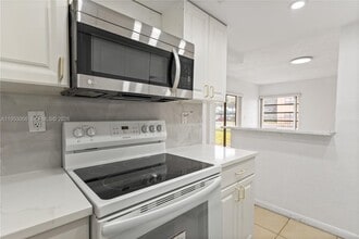 17500 NW 68th Ave in Hialeah, FL - Foto de edificio - Building Photo