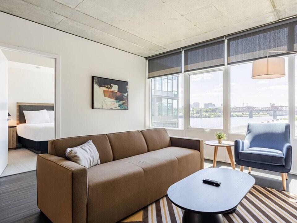 1550 NW Naito Pkwy in Portland, OR - Building Photo