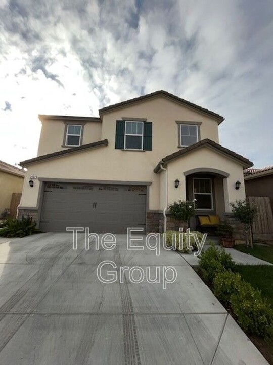 2032 Lombard Ln in Clovis, CA - Foto de edificio