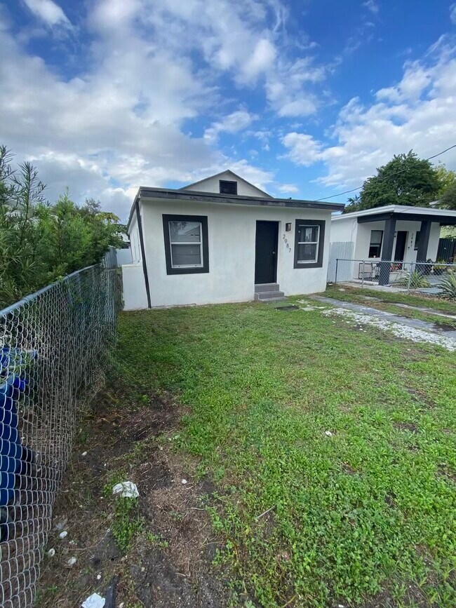 2987 NW 44th St in Miami, FL - Foto de edificio - Building Photo