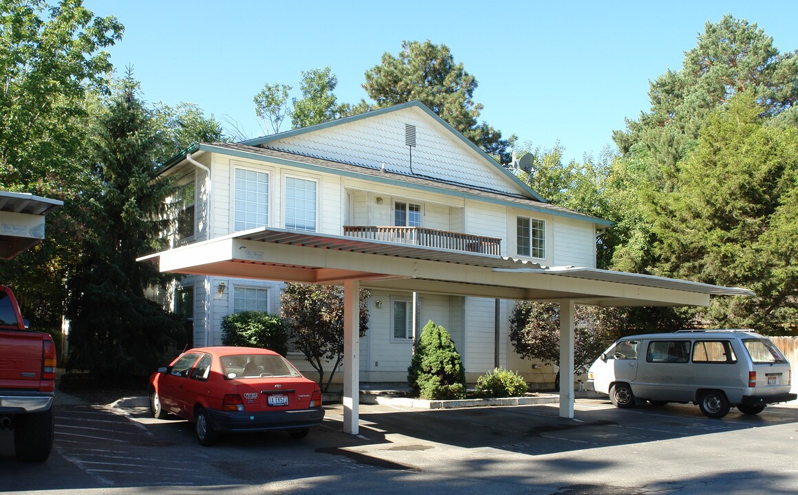 1887 W Overland Rd in Boise, ID - Foto de edificio