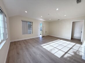 1004 S Bruce Ln in Burbank, CA - Building Photo - Building Photo
