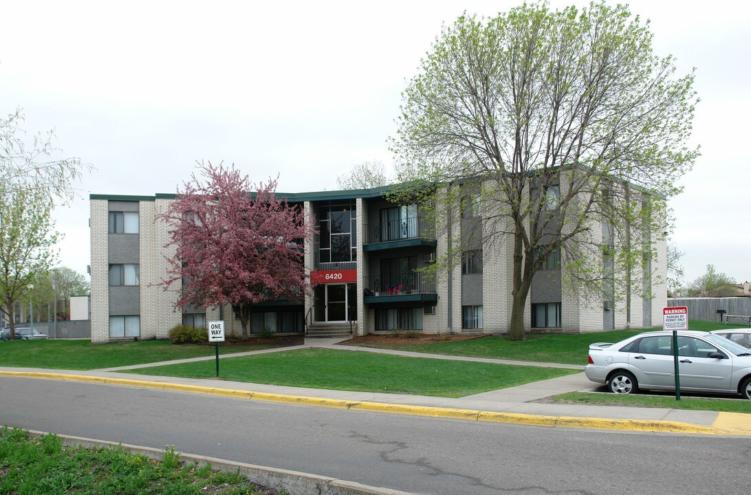 Eden Park Apartments in Brooklyn Park, MN - Foto de edificio