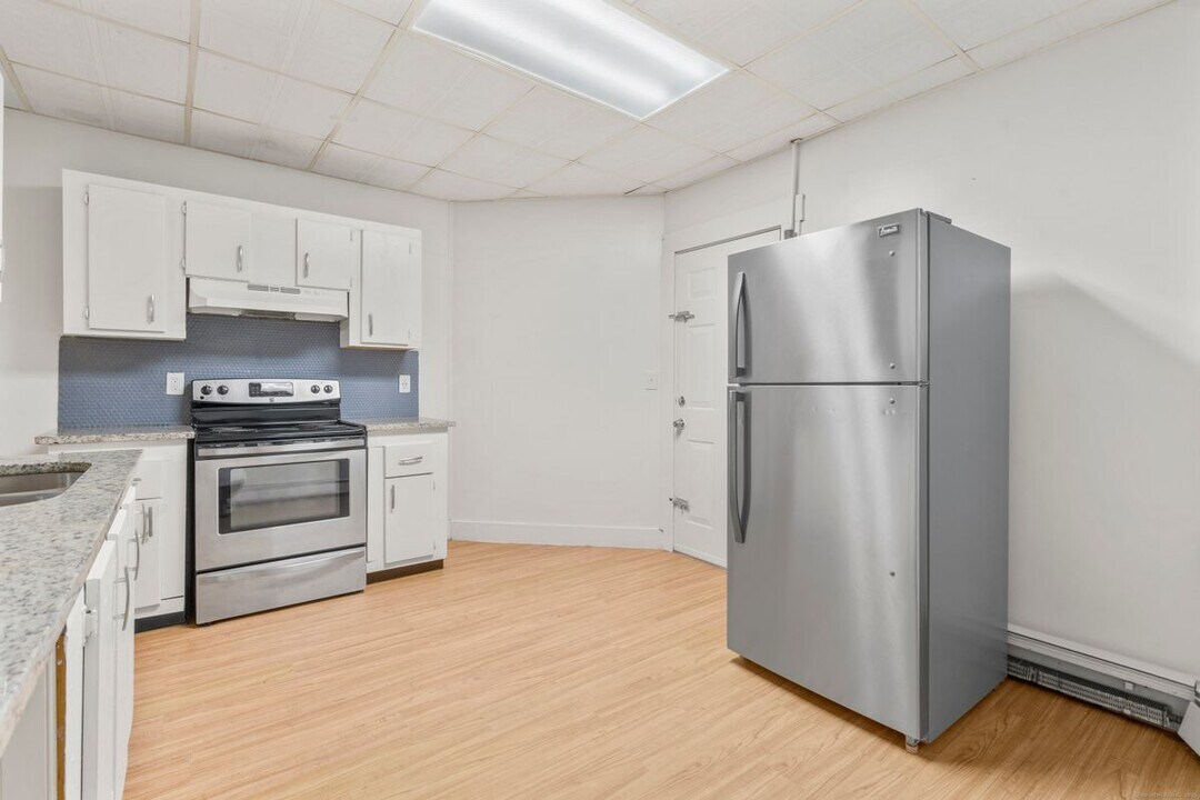 22 Wyman St in Waterbury, CT - Building Photo