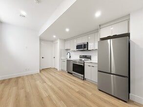 4125R-41217 Avenue SW in Calgary, AB - Building Photo - Building Photo