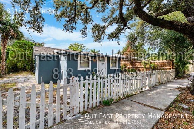 8318 N 14th St in Tampa, FL - Foto de edificio - Building Photo