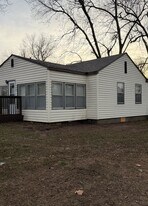 900 S Mill St in Grove, OK - Building Photo