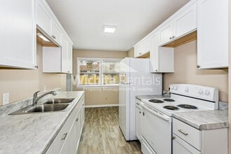 2103-2103 S Old Manor Rd in Wichita, KS - Building Photo - Building Photo