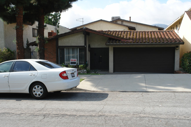 3222 Fairesta St in La Crescenta, CA - Foto de edificio - Building Photo