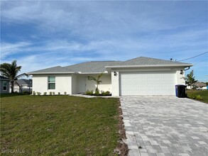 1145 NW 7th Ave in Cape Coral, FL - Foto de edificio - Building Photo