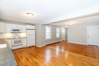 18 Chestnut St in Windsor Locks, CT - Foto de edificio - Building Photo