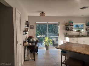 893 E Valley Dr in Bonita Springs, FL - Foto de edificio - Building Photo