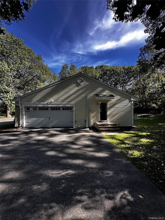 20 Seaside Dr in Port Jefferson, NY - Building Photo - Building Photo