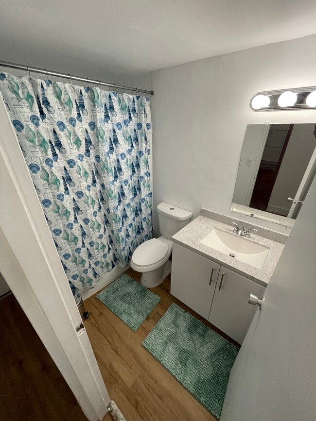 905 Brickell Bay Dr, Unit 1423 in Miami, FL - Foto de edificio - Building Photo