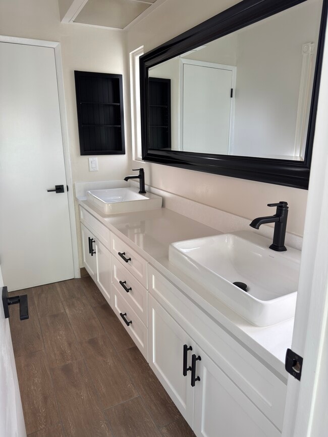 568 Lomas Santa Fe Dr in Solana Beach, CA - Building Photo - Building Photo