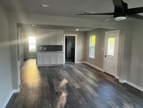 1221 N Barton Ave in Stephenville, TX - Building Photo - Building Photo
