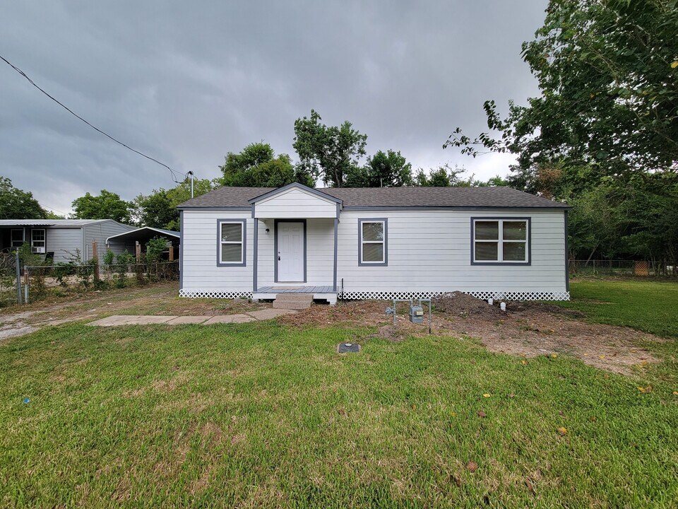 2503 Holly Ave in Pasadena, TX - Building Photo